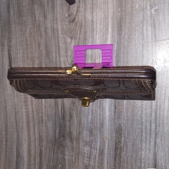 Coach Signature Vintage Kiss Lock And Multi Colored Interior Trifold Wallet - Picture 11 of 13